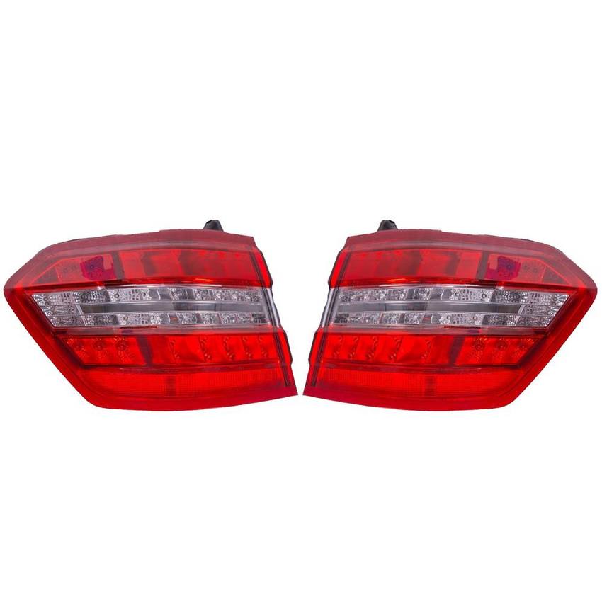 Mercedes Tail Light Set - Rear Outer (Halogen) - Valeo 4013034KIT